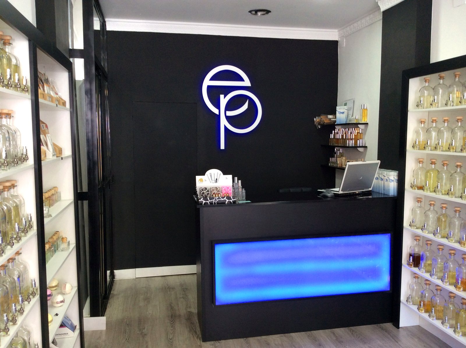 Interior de la tienda Esencial Perfumes en Málaga