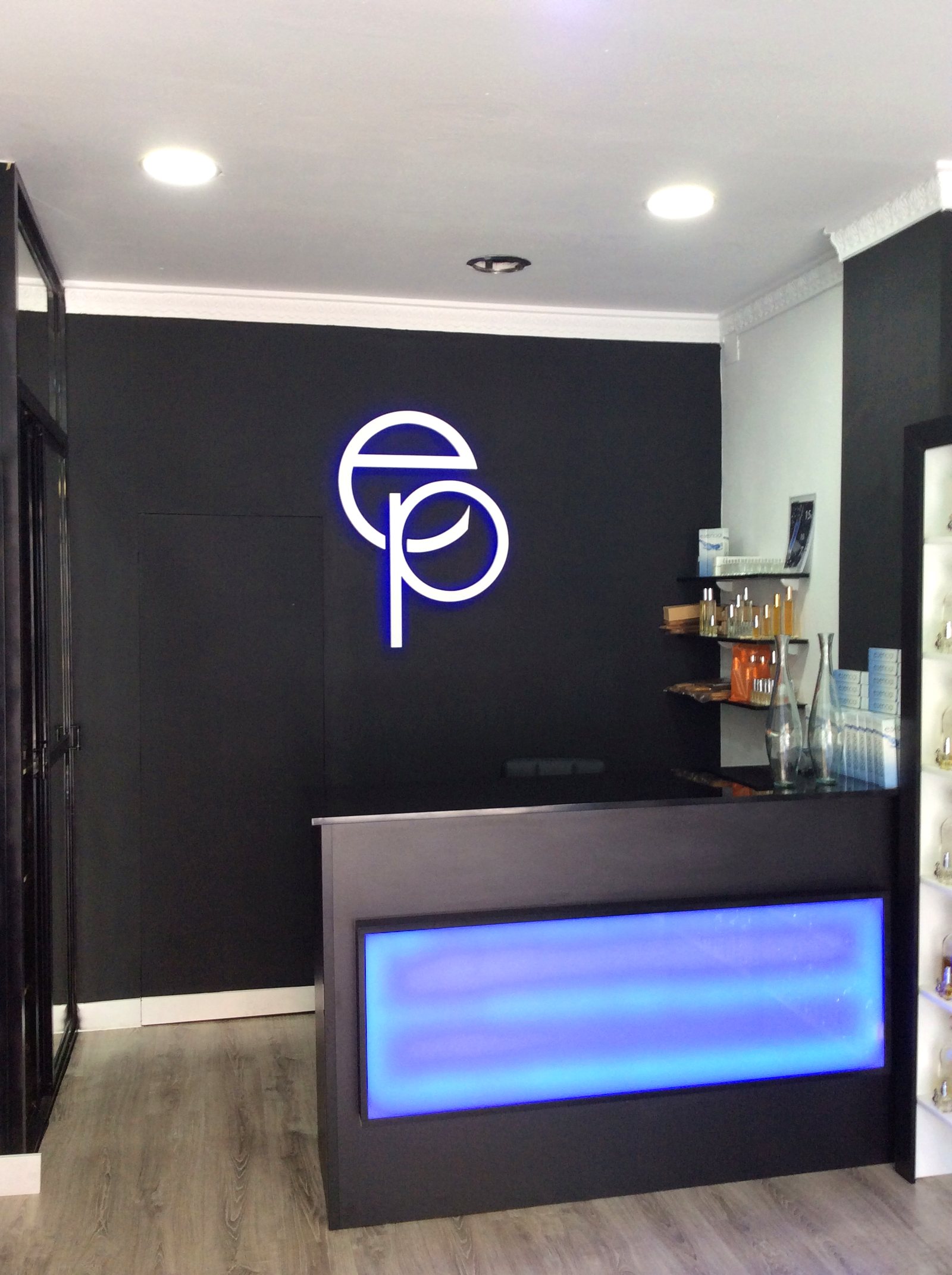 Mostrador de la tienda con el logotipo